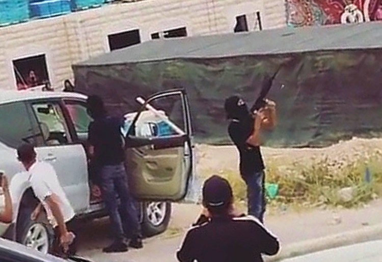 רעולי פנים יורים באוויר בחתונה, סמוך לצומת אוהלים (צילום מסך)